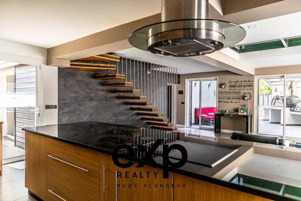 Maison T9 de 285m2 avec dépendances, garages et piscine