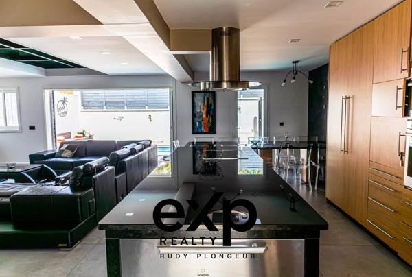 Maison T9 de 285m2 avec dépendances, garages et piscine