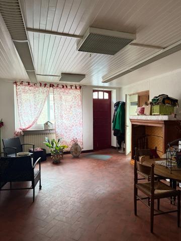 Maison de ville de 157m² avec potentiel local professionnel et dépendances, jardin 69 900 €
