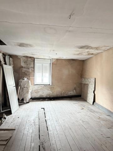 Maison de ville de 157m² avec potentiel local professionnel et dépendances, jardin 69 900 €