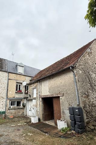 Maison de ville de 157m² avec potentiel local professionnel et dépendances, jardin 69 900 €