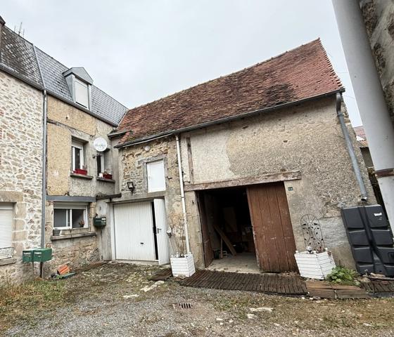 Maison de ville de 157m² avec potentiel local professionnel et dépendances, jardin 69 900 €