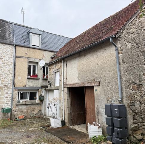 Maison de ville de 157m² avec potentiel local professionnel et dépendances, jardin 69 900 €