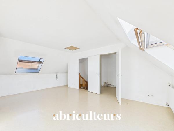 À Gennevilliers, maison familiale avec jardin, terrasse, garage et 4 chambres, à proximité du RER C et du tram T1.