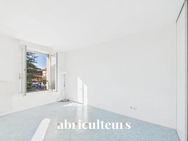 À Gennevilliers, maison familiale avec jardin, terrasse, garage et 4 chambres, à proximité du RER C et du tram T1.