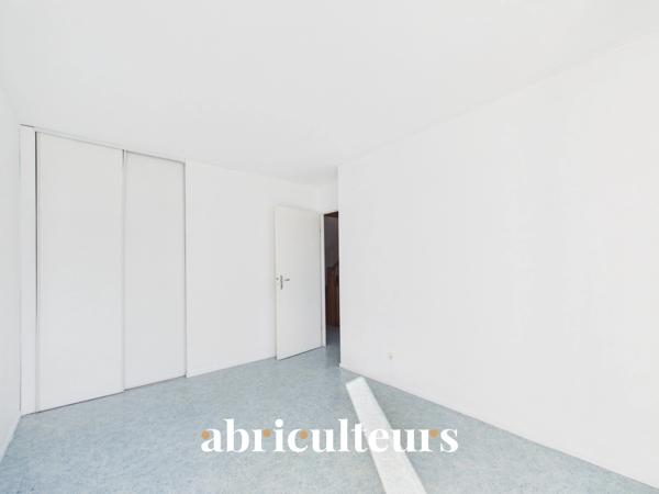 À Gennevilliers, maison familiale avec jardin, terrasse, garage et 4 chambres, à proximité du RER C et du tram T1.