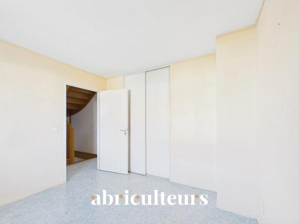 À Gennevilliers, maison familiale avec jardin, terrasse, garage et 4 chambres, à proximité du RER C et du tram T1.