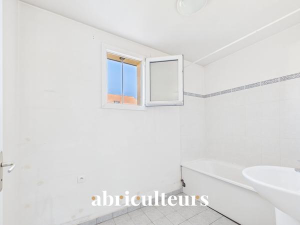 À Gennevilliers, maison familiale avec jardin, terrasse, garage et 4 chambres, à proximité du RER C et du tram T1.