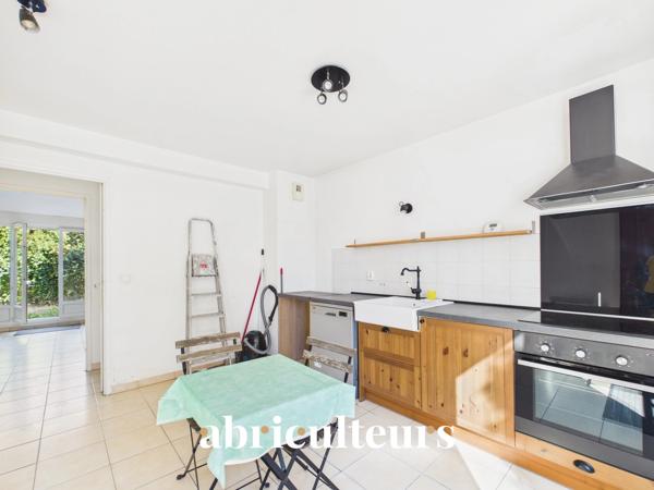 À Gennevilliers, maison familiale avec jardin, terrasse, garage et 4 chambres, à proximité du RER C et du tram T1.