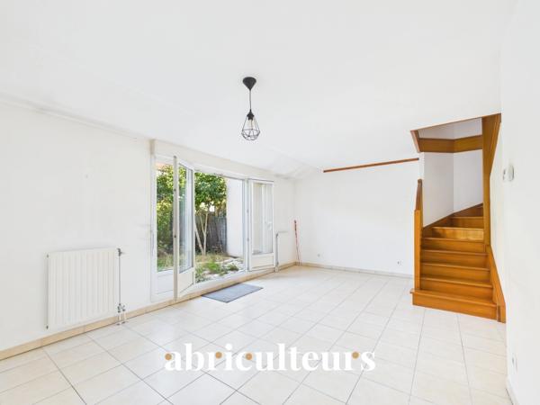 À Gennevilliers, maison familiale avec jardin, terrasse, garage et 4 chambres, à proximité du RER C et du tram T1.