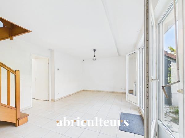 À Gennevilliers, maison familiale avec jardin, terrasse, garage et 4 chambres, à proximité du RER C et du tram T1.
