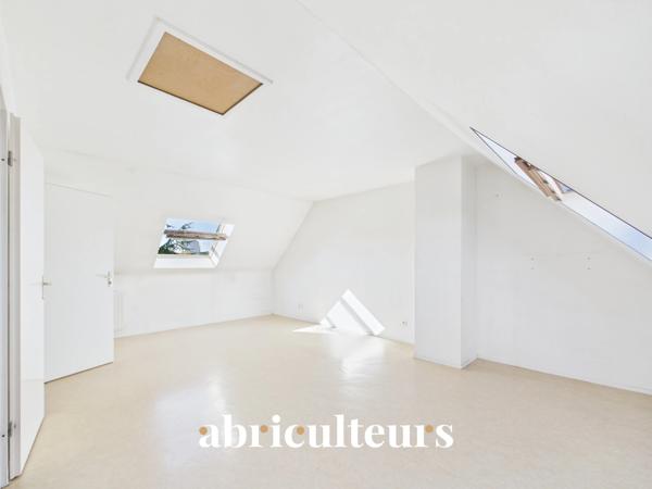 À Gennevilliers, maison familiale avec jardin, terrasse, garage et 4 chambres, à proximité du RER C et du tram T1.