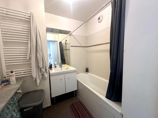 Bobigny (93000) 3 Pièces avec grande terrasse, 2 parkings immeuble récent