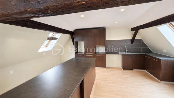 Belle opportunité pour investisseurs !
Immeuble de rapport comprenant **5 appartements actuellement loués**, idéalement situé au cœur de Sélestat, 2 rue des Laboureurs – 

Composition de l’immeuble :

🔹 RDC gauche – F1 – 34,91 m²**
Comprenant : un séjour, une cuisine, une pièce, une salle d’eau (douche) et un WC.
✅ Loué 453 € + 45 € de charges
✅ Chauffage et eau chaude individuels électriques
✅ Cave

🔹 1er étage droite – F2 – 43,78 m²**
Comprenant : un salon, une chambre, un débarras, une cuisine, une salle de bains et un WC.
✅ Loué 510 € + 40 € de charges
✅ Chauffage et eau chaude individuels électriques
✅ Cave

🔹 1er étage gauche – F3 – 57,75 m² au sol**
Comprenant : un salon, 2 chambres, une cuisine, une salle de bains et un WC.
✅ Loué 486 € + 30 € de charges
✅ Chauffage et eau chaude individuels électriques

🔹 2e étage droite – F2 – 48,17 m²**  A rénover entièrement
Comprenant : un salon, une chambre, une cuisine, une salle de bains, un WC et une réserve.
✅ Loué 399 € + 35 € de charges
✅ Chauffage et eau chaude individuels électriques
✅ Cave

🔹 2e étage gauche – F2 Duplex – 76 m²**
Comprenant : un salon, une chambre, une cuisine, une salle de bains et un WC.
✅ Loué 461 € + 45 € de charges
✅ Chauffage et eau chaude individuels électriques
✅ Cave

 **Revenus locatifs mensuels hors charges : 2 309 €**
 **Revenus locatifs mensuels charges comprises : 2 504 €**
Taxe foncière : 1857€

A savoir : Les photos ont été retouchées et les pièces ont été désencombrées afin d’offrir une meilleure présentation commerciale du bien.
Il convient également de prendre en compte que d’importants travaux sont à prévoir dans cet immeuble, dont essentiellement la rénovation complète du 2ᵉ étage droit.


📞 Pour plus d’informations ou organiser une visite, contactez-nous.