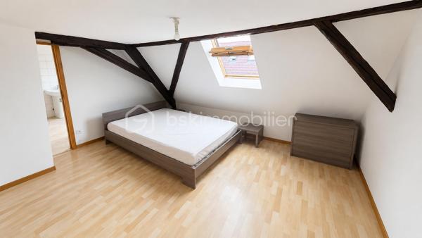 Belle opportunité pour investisseurs !
Immeuble de rapport comprenant **5 appartements actuellement loués**, idéalement situé au cœur de Sélestat, 2 rue des Laboureurs – 

Composition de l’immeuble :

🔹 RDC gauche – F1 – 34,91 m²**
Comprenant : un séjour, une cuisine, une pièce, une salle d’eau (douche) et un WC.
✅ Loué 453 € + 45 € de charges
✅ Chauffage et eau chaude individuels électriques
✅ Cave

🔹 1er étage droite – F2 – 43,78 m²**
Comprenant : un salon, une chambre, un débarras, une cuisine, une salle de bains et un WC.
✅ Loué 510 € + 40 € de charges
✅ Chauffage et eau chaude individuels électriques
✅ Cave

🔹 1er étage gauche – F3 – 57,75 m² au sol**
Comprenant : un salon, 2 chambres, une cuisine, une salle de bains et un WC.
✅ Loué 486 € + 30 € de charges
✅ Chauffage et eau chaude individuels électriques

🔹 2e étage droite – F2 – 48,17 m²**  A rénover entièrement
Comprenant : un salon, une chambre, une cuisine, une salle de bains, un WC et une réserve.
✅ Loué 399 € + 35 € de charges
✅ Chauffage et eau chaude individuels électriques
✅ Cave

🔹 2e étage gauche – F2 Duplex – 76 m²**
Comprenant : un salon, une chambre, une cuisine, une salle de bains et un WC.
✅ Loué 461 € + 45 € de charges
✅ Chauffage et eau chaude individuels électriques
✅ Cave

 **Revenus locatifs mensuels hors charges : 2 309 €**
 **Revenus locatifs mensuels charges comprises : 2 504 €**
Taxe foncière : 1857€

A savoir : Les photos ont été retouchées et les pièces ont été désencombrées afin d’offrir une meilleure présentation commerciale du bien.
Il convient également de prendre en compte que d’importants travaux sont à prévoir dans cet immeuble, dont essentiellement la rénovation complète du 2ᵉ étage droit.


📞 Pour plus d’informations ou organiser une visite, contactez-nous.