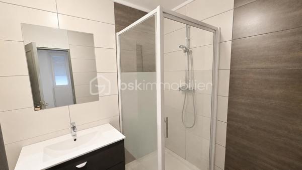 Belle opportunité pour investisseurs !
Immeuble de rapport comprenant **5 appartements actuellement loués**, idéalement situé au cœur de Sélestat, 2 rue des Laboureurs – 

Composition de l’immeuble :

🔹 RDC gauche – F1 – 34,91 m²**
Comprenant : un séjour, une cuisine, une pièce, une salle d’eau (douche) et un WC.
✅ Loué 453 € + 45 € de charges
✅ Chauffage et eau chaude individuels électriques
✅ Cave

🔹 1er étage droite – F2 – 43,78 m²**
Comprenant : un salon, une chambre, un débarras, une cuisine, une salle de bains et un WC.
✅ Loué 510 € + 40 € de charges
✅ Chauffage et eau chaude individuels électriques
✅ Cave

🔹 1er étage gauche – F3 – 57,75 m² au sol**
Comprenant : un salon, 2 chambres, une cuisine, une salle de bains et un WC.
✅ Loué 486 € + 30 € de charges
✅ Chauffage et eau chaude individuels électriques

🔹 2e étage droite – F2 – 48,17 m²**  A rénover entièrement
Comprenant : un salon, une chambre, une cuisine, une salle de bains, un WC et une réserve.
✅ Loué 399 € + 35 € de charges
✅ Chauffage et eau chaude individuels électriques
✅ Cave

🔹 2e étage gauche – F2 Duplex – 76 m²**
Comprenant : un salon, une chambre, une cuisine, une salle de bains et un WC.
✅ Loué 461 € + 45 € de charges
✅ Chauffage et eau chaude individuels électriques
✅ Cave

 **Revenus locatifs mensuels hors charges : 2 309 €**
 **Revenus locatifs mensuels charges comprises : 2 504 €**
Taxe foncière : 1857€

A savoir : Les photos ont été retouchées et les pièces ont été désencombrées afin d’offrir une meilleure présentation commerciale du bien.
Il convient également de prendre en compte que d’importants travaux sont à prévoir dans cet immeuble, dont essentiellement la rénovation complète du 2ᵉ étage droit.


📞 Pour plus d’informations ou organiser une visite, contactez-nous.