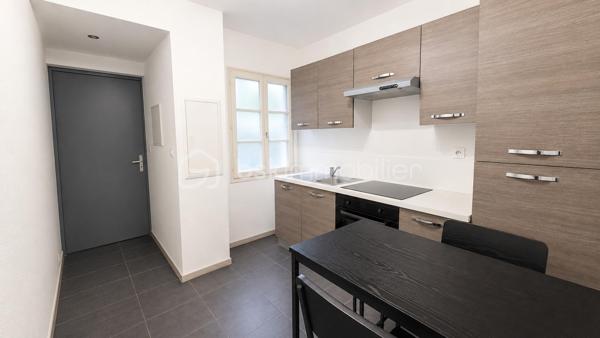 Belle opportunité pour investisseurs !
Immeuble de rapport comprenant **5 appartements actuellement loués**, idéalement situé au cœur de Sélestat, 2 rue des Laboureurs – 

Composition de l’immeuble :

🔹 RDC gauche – F1 – 34,91 m²**
Comprenant : un séjour, une cuisine, une pièce, une salle d’eau (douche) et un WC.
✅ Loué 453 € + 45 € de charges
✅ Chauffage et eau chaude individuels électriques
✅ Cave

🔹 1er étage droite – F2 – 43,78 m²**
Comprenant : un salon, une chambre, un débarras, une cuisine, une salle de bains et un WC.
✅ Loué 510 € + 40 € de charges
✅ Chauffage et eau chaude individuels électriques
✅ Cave

🔹 1er étage gauche – F3 – 57,75 m² au sol**
Comprenant : un salon, 2 chambres, une cuisine, une salle de bains et un WC.
✅ Loué 486 € + 30 € de charges
✅ Chauffage et eau chaude individuels électriques

🔹 2e étage droite – F2 – 48,17 m²**  A rénover entièrement
Comprenant : un salon, une chambre, une cuisine, une salle de bains, un WC et une réserve.
✅ Loué 399 € + 35 € de charges
✅ Chauffage et eau chaude individuels électriques
✅ Cave

🔹 2e étage gauche – F2 Duplex – 76 m²**
Comprenant : un salon, une chambre, une cuisine, une salle de bains et un WC.
✅ Loué 461 € + 45 € de charges
✅ Chauffage et eau chaude individuels électriques
✅ Cave

 **Revenus locatifs mensuels hors charges : 2 309 €**
 **Revenus locatifs mensuels charges comprises : 2 504 €**
Taxe foncière : 1857€

A savoir : Les photos ont été retouchées et les pièces ont été désencombrées afin d’offrir une meilleure présentation commerciale du bien.
Il convient également de prendre en compte que d’importants travaux sont à prévoir dans cet immeuble, dont essentiellement la rénovation complète du 2ᵉ étage droit.


📞 Pour plus d’informations ou organiser une visite, contactez-nous.
