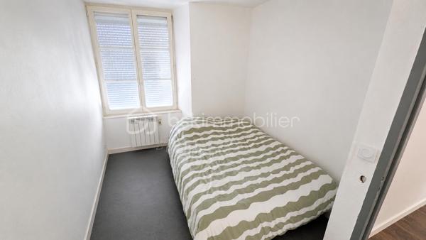 Belle opportunité pour investisseurs !
Immeuble de rapport comprenant **5 appartements actuellement loués**, idéalement situé au cœur de Sélestat, 2 rue des Laboureurs – 

Composition de l’immeuble :

🔹 RDC gauche – F1 – 34,91 m²**
Comprenant : un séjour, une cuisine, une pièce, une salle d’eau (douche) et un WC.
✅ Loué 453 € + 45 € de charges
✅ Chauffage et eau chaude individuels électriques
✅ Cave

🔹 1er étage droite – F2 – 43,78 m²**
Comprenant : un salon, une chambre, un débarras, une cuisine, une salle de bains et un WC.
✅ Loué 510 € + 40 € de charges
✅ Chauffage et eau chaude individuels électriques
✅ Cave

🔹 1er étage gauche – F3 – 57,75 m² au sol**
Comprenant : un salon, 2 chambres, une cuisine, une salle de bains et un WC.
✅ Loué 486 € + 30 € de charges
✅ Chauffage et eau chaude individuels électriques

🔹 2e étage droite – F2 – 48,17 m²**  A rénover entièrement
Comprenant : un salon, une chambre, une cuisine, une salle de bains, un WC et une réserve.
✅ Loué 399 € + 35 € de charges
✅ Chauffage et eau chaude individuels électriques
✅ Cave

🔹 2e étage gauche – F2 Duplex – 76 m²**
Comprenant : un salon, une chambre, une cuisine, une salle de bains et un WC.
✅ Loué 461 € + 45 € de charges
✅ Chauffage et eau chaude individuels électriques
✅ Cave

 **Revenus locatifs mensuels hors charges : 2 309 €**
 **Revenus locatifs mensuels charges comprises : 2 504 €**
Taxe foncière : 1857€

A savoir : Les photos ont été retouchées et les pièces ont été désencombrées afin d’offrir une meilleure présentation commerciale du bien.
Il convient également de prendre en compte que d’importants travaux sont à prévoir dans cet immeuble, dont essentiellement la rénovation complète du 2ᵉ étage droit.


📞 Pour plus d’informations ou organiser une visite, contactez-nous.