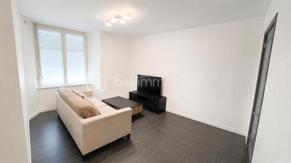 Belle opportunité pour investisseurs !
Immeuble de rapport comprenant **5 appartements actuellement loués**, idéalement situé au cœur de Sélestat, 2 rue des Laboureurs – 

Composition de l’immeuble :

🔹 RDC gauche – F1 – 34,91 m²**
Comprenant : un séjour, une cuisine, une pièce, une salle d’eau (douche) et un WC.
✅ Loué 453 € + 45 € de charges
✅ Chauffage et eau chaude individuels électriques
✅ Cave

🔹 1er étage droite – F2 – 43,78 m²**
Comprenant : un salon, une chambre, un débarras, une cuisine, une salle de bains et un WC.
✅ Loué 510 € + 40 € de charges
✅ Chauffage et eau chaude individuels électriques
✅ Cave

🔹 1er étage gauche – F3 – 57,75 m² au sol**
Comprenant : un salon, 2 chambres, une cuisine, une salle de bains et un WC.
✅ Loué 486 € + 30 € de charges
✅ Chauffage et eau chaude individuels électriques

🔹 2e étage droite – F2 – 48,17 m²**  A rénover entièrement
Comprenant : un salon, une chambre, une cuisine, une salle de bains, un WC et une réserve.
✅ Loué 399 € + 35 € de charges
✅ Chauffage et eau chaude individuels électriques
✅ Cave

🔹 2e étage gauche – F2 Duplex – 76 m²**
Comprenant : un salon, une chambre, une cuisine, une salle de bains et un WC.
✅ Loué 461 € + 45 € de charges
✅ Chauffage et eau chaude individuels électriques
✅ Cave

 **Revenus locatifs mensuels hors charges : 2 309 €**
 **Revenus locatifs mensuels charges comprises : 2 504 €**
Taxe foncière : 1857€

A savoir : Les photos ont été retouchées et les pièces ont été désencombrées afin d’offrir une meilleure présentation commerciale du bien.
Il convient également de prendre en compte que d’importants travaux sont à prévoir dans cet immeuble, dont essentiellement la rénovation complète du 2ᵉ étage droit.


📞 Pour plus d’informations ou organiser une visite, contactez-nous.