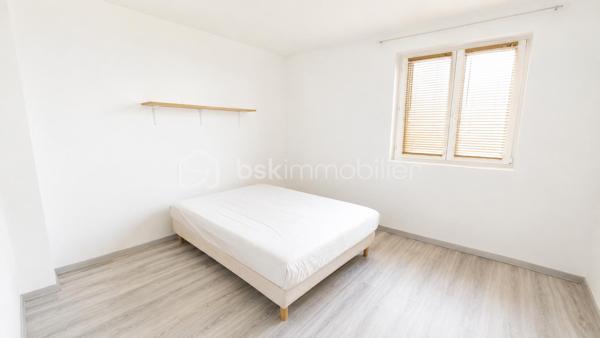 Belle opportunité pour investisseurs !
Immeuble de rapport comprenant **5 appartements actuellement loués**, idéalement situé au cœur de Sélestat, 2 rue des Laboureurs – 

Composition de l’immeuble :

🔹 RDC gauche – F1 – 34,91 m²**
Comprenant : un séjour, une cuisine, une pièce, une salle d’eau (douche) et un WC.
✅ Loué 453 € + 45 € de charges
✅ Chauffage et eau chaude individuels électriques
✅ Cave

🔹 1er étage droite – F2 – 43,78 m²**
Comprenant : un salon, une chambre, un débarras, une cuisine, une salle de bains et un WC.
✅ Loué 510 € + 40 € de charges
✅ Chauffage et eau chaude individuels électriques
✅ Cave

🔹 1er étage gauche – F3 – 57,75 m² au sol**
Comprenant : un salon, 2 chambres, une cuisine, une salle de bains et un WC.
✅ Loué 486 € + 30 € de charges
✅ Chauffage et eau chaude individuels électriques

🔹 2e étage droite – F2 – 48,17 m²**  A rénover entièrement
Comprenant : un salon, une chambre, une cuisine, une salle de bains, un WC et une réserve.
✅ Loué 399 € + 35 € de charges
✅ Chauffage et eau chaude individuels électriques
✅ Cave

🔹 2e étage gauche – F2 Duplex – 76 m²**
Comprenant : un salon, une chambre, une cuisine, une salle de bains et un WC.
✅ Loué 461 € + 45 € de charges
✅ Chauffage et eau chaude individuels électriques
✅ Cave

 **Revenus locatifs mensuels hors charges : 2 309 €**
 **Revenus locatifs mensuels charges comprises : 2 504 €**
Taxe foncière : 1857€

A savoir : Les photos ont été retouchées et les pièces ont été désencombrées afin d’offrir une meilleure présentation commerciale du bien.
Il convient également de prendre en compte que d’importants travaux sont à prévoir dans cet immeuble, dont essentiellement la rénovation complète du 2ᵉ étage droit.


📞 Pour plus d’informations ou organiser une visite, contactez-nous.