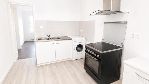 Belle opportunité pour investisseurs !
Immeuble de rapport comprenant **5 appartements actuellement loués**, idéalement situé au cœur de Sélestat, 2 rue des Laboureurs – 

Composition de l’immeuble :

🔹 RDC gauche – F1 – 34,91 m²**
Comprenant : un séjour, une cuisine, une pièce, une salle d’eau (douche) et un WC.
✅ Loué 453 € + 45 € de charges
✅ Chauffage et eau chaude individuels électriques
✅ Cave

🔹 1er étage droite – F2 – 43,78 m²**
Comprenant : un salon, une chambre, un débarras, une cuisine, une salle de bains et un WC.
✅ Loué 510 € + 40 € de charges
✅ Chauffage et eau chaude individuels électriques
✅ Cave

🔹 1er étage gauche – F3 – 57,75 m² au sol**
Comprenant : un salon, 2 chambres, une cuisine, une salle de bains et un WC.
✅ Loué 486 € + 30 € de charges
✅ Chauffage et eau chaude individuels électriques

🔹 2e étage droite – F2 – 48,17 m²**  A rénover entièrement
Comprenant : un salon, une chambre, une cuisine, une salle de bains, un WC et une réserve.
✅ Loué 399 € + 35 € de charges
✅ Chauffage et eau chaude individuels électriques
✅ Cave

🔹 2e étage gauche – F2 Duplex – 76 m²**
Comprenant : un salon, une chambre, une cuisine, une salle de bains et un WC.
✅ Loué 461 € + 45 € de charges
✅ Chauffage et eau chaude individuels électriques
✅ Cave

 **Revenus locatifs mensuels hors charges : 2 309 €**
 **Revenus locatifs mensuels charges comprises : 2 504 €**
Taxe foncière : 1857€

A savoir : Les photos ont été retouchées et les pièces ont été désencombrées afin d’offrir une meilleure présentation commerciale du bien.
Il convient également de prendre en compte que d’importants travaux sont à prévoir dans cet immeuble, dont essentiellement la rénovation complète du 2ᵉ étage droit.


📞 Pour plus d’informations ou organiser une visite, contactez-nous.