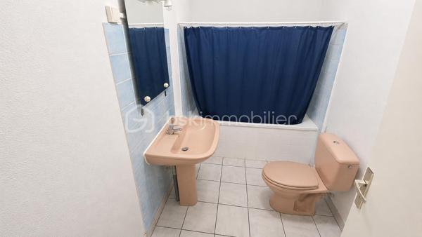 Belle opportunité pour investisseurs !
Immeuble de rapport comprenant **5 appartements actuellement loués**, idéalement situé au cœur de Sélestat, 2 rue des Laboureurs – 

Composition de l’immeuble :

🔹 RDC gauche – F1 – 34,91 m²**
Comprenant : un séjour, une cuisine, une pièce, une salle d’eau (douche) et un WC.
✅ Loué 453 € + 45 € de charges
✅ Chauffage et eau chaude individuels électriques
✅ Cave

🔹 1er étage droite – F2 – 43,78 m²**
Comprenant : un salon, une chambre, un débarras, une cuisine, une salle de bains et un WC.
✅ Loué 510 € + 40 € de charges
✅ Chauffage et eau chaude individuels électriques
✅ Cave

🔹 1er étage gauche – F3 – 57,75 m² au sol**
Comprenant : un salon, 2 chambres, une cuisine, une salle de bains et un WC.
✅ Loué 486 € + 30 € de charges
✅ Chauffage et eau chaude individuels électriques

🔹 2e étage droite – F2 – 48,17 m²**  A rénover entièrement
Comprenant : un salon, une chambre, une cuisine, une salle de bains, un WC et une réserve.
✅ Loué 399 € + 35 € de charges
✅ Chauffage et eau chaude individuels électriques
✅ Cave

🔹 2e étage gauche – F2 Duplex – 76 m²**
Comprenant : un salon, une chambre, une cuisine, une salle de bains et un WC.
✅ Loué 461 € + 45 € de charges
✅ Chauffage et eau chaude individuels électriques
✅ Cave

 **Revenus locatifs mensuels hors charges : 2 309 €**
 **Revenus locatifs mensuels charges comprises : 2 504 €**
Taxe foncière : 1857€

A savoir : Les photos ont été retouchées et les pièces ont été désencombrées afin d’offrir une meilleure présentation commerciale du bien.
Il convient également de prendre en compte que d’importants travaux sont à prévoir dans cet immeuble, dont essentiellement la rénovation complète du 2ᵉ étage droit.


📞 Pour plus d’informations ou organiser une visite, contactez-nous.