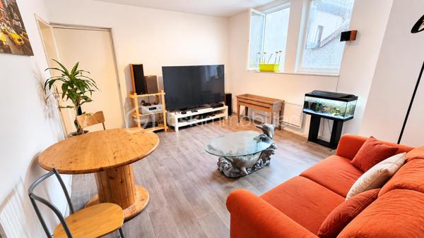 Belle opportunité pour investisseurs !
Immeuble de rapport comprenant **5 appartements actuellement loués**, idéalement situé au cœur de Sélestat, 2 rue des Laboureurs – 

Composition de l’immeuble :

🔹 RDC gauche – F1 – 34,91 m²**
Comprenant : un séjour, une cuisine, une pièce, une salle d’eau (douche) et un WC.
✅ Loué 453 € + 45 € de charges
✅ Chauffage et eau chaude individuels électriques
✅ Cave

🔹 1er étage droite – F2 – 43,78 m²**
Comprenant : un salon, une chambre, un débarras, une cuisine, une salle de bains et un WC.
✅ Loué 510 € + 40 € de charges
✅ Chauffage et eau chaude individuels électriques
✅ Cave

🔹 1er étage gauche – F3 – 57,75 m² au sol**
Comprenant : un salon, 2 chambres, une cuisine, une salle de bains et un WC.
✅ Loué 486 € + 30 € de charges
✅ Chauffage et eau chaude individuels électriques

🔹 2e étage droite – F2 – 48,17 m²**  A rénover entièrement
Comprenant : un salon, une chambre, une cuisine, une salle de bains, un WC et une réserve.
✅ Loué 399 € + 35 € de charges
✅ Chauffage et eau chaude individuels électriques
✅ Cave

🔹 2e étage gauche – F2 Duplex – 76 m²**
Comprenant : un salon, une chambre, une cuisine, une salle de bains et un WC.
✅ Loué 461 € + 45 € de charges
✅ Chauffage et eau chaude individuels électriques
✅ Cave

 **Revenus locatifs mensuels hors charges : 2 309 €**
 **Revenus locatifs mensuels charges comprises : 2 504 €**
Taxe foncière : 1857€

A savoir : Les photos ont été retouchées et les pièces ont été désencombrées afin d’offrir une meilleure présentation commerciale du bien.
Il convient également de prendre en compte que d’importants travaux sont à prévoir dans cet immeuble, dont essentiellement la rénovation complète du 2ᵉ étage droit.


📞 Pour plus d’informations ou organiser une visite, contactez-nous.