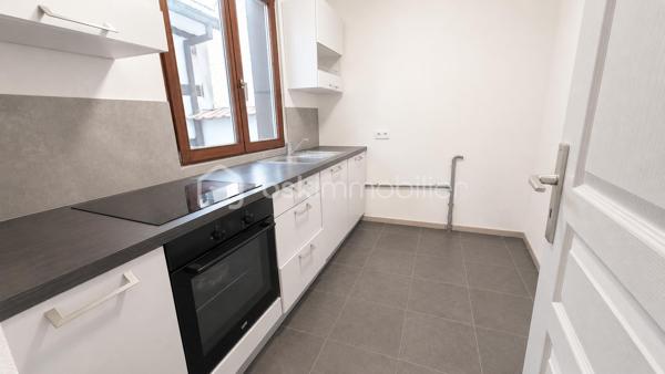 Belle opportunité pour investisseurs !
Immeuble de rapport comprenant **5 appartements actuellement loués**, idéalement situé au cœur de Sélestat, 2 rue des Laboureurs – 

Composition de l’immeuble :

🔹 RDC gauche – F1 – 34,91 m²**
Comprenant : un séjour, une cuisine, une pièce, une salle d’eau (douche) et un WC.
✅ Loué 453 € + 45 € de charges
✅ Chauffage et eau chaude individuels électriques
✅ Cave

🔹 1er étage droite – F2 – 43,78 m²**
Comprenant : un salon, une chambre, un débarras, une cuisine, une salle de bains et un WC.
✅ Loué 510 € + 40 € de charges
✅ Chauffage et eau chaude individuels électriques
✅ Cave

🔹 1er étage gauche – F3 – 57,75 m² au sol**
Comprenant : un salon, 2 chambres, une cuisine, une salle de bains et un WC.
✅ Loué 486 € + 30 € de charges
✅ Chauffage et eau chaude individuels électriques

🔹 2e étage droite – F2 – 48,17 m²**  A rénover entièrement
Comprenant : un salon, une chambre, une cuisine, une salle de bains, un WC et une réserve.
✅ Loué 399 € + 35 € de charges
✅ Chauffage et eau chaude individuels électriques
✅ Cave

🔹 2e étage gauche – F2 Duplex – 76 m²**
Comprenant : un salon, une chambre, une cuisine, une salle de bains et un WC.
✅ Loué 461 € + 45 € de charges
✅ Chauffage et eau chaude individuels électriques
✅ Cave

 **Revenus locatifs mensuels hors charges : 2 309 €**
 **Revenus locatifs mensuels charges comprises : 2 504 €**
Taxe foncière : 1857€

A savoir : Les photos ont été retouchées et les pièces ont été désencombrées afin d’offrir une meilleure présentation commerciale du bien.
Il convient également de prendre en compte que d’importants travaux sont à prévoir dans cet immeuble, dont essentiellement la rénovation complète du 2ᵉ étage droit.


📞 Pour plus d’informations ou organiser une visite, contactez-nous.