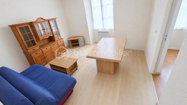 Belle opportunité pour investisseurs !
Immeuble de rapport comprenant **5 appartements actuellement loués**, idéalement situé au cœur de Sélestat, 2 rue des Laboureurs – 

Composition de l’immeuble :

🔹 RDC gauche – F1 – 34,91 m²**
Comprenant : un séjour, une cuisine, une pièce, une salle d’eau (douche) et un WC.
✅ Loué 453 € + 45 € de charges
✅ Chauffage et eau chaude individuels électriques
✅ Cave

🔹 1er étage droite – F2 – 43,78 m²**
Comprenant : un salon, une chambre, un débarras, une cuisine, une salle de bains et un WC.
✅ Loué 510 € + 40 € de charges
✅ Chauffage et eau chaude individuels électriques
✅ Cave

🔹 1er étage gauche – F3 – 57,75 m² au sol**
Comprenant : un salon, 2 chambres, une cuisine, une salle de bains et un WC.
✅ Loué 486 € + 30 € de charges
✅ Chauffage et eau chaude individuels électriques

🔹 2e étage droite – F2 – 48,17 m²**  A rénover entièrement
Comprenant : un salon, une chambre, une cuisine, une salle de bains, un WC et une réserve.
✅ Loué 399 € + 35 € de charges
✅ Chauffage et eau chaude individuels électriques
✅ Cave

🔹 2e étage gauche – F2 Duplex – 76 m²**
Comprenant : un salon, une chambre, une cuisine, une salle de bains et un WC.
✅ Loué 461 € + 45 € de charges
✅ Chauffage et eau chaude individuels électriques
✅ Cave

 **Revenus locatifs mensuels hors charges : 2 309 €**
 **Revenus locatifs mensuels charges comprises : 2 504 €**
Taxe foncière : 1857€

A savoir : Les photos ont été retouchées et les pièces ont été désencombrées afin d’offrir une meilleure présentation commerciale du bien.
Il convient également de prendre en compte que d’importants travaux sont à prévoir dans cet immeuble, dont essentiellement la rénovation complète du 2ᵉ étage droit.


📞 Pour plus d’informations ou organiser une visite, contactez-nous.