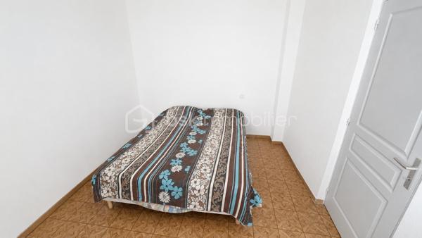 Belle opportunité pour investisseurs !
Immeuble de rapport comprenant **5 appartements actuellement loués**, idéalement situé au cœur de Sélestat, 2 rue des Laboureurs – 

Composition de l’immeuble :

🔹 RDC gauche – F1 – 34,91 m²**
Comprenant : un séjour, une cuisine, une pièce, une salle d’eau (douche) et un WC.
✅ Loué 453 € + 45 € de charges
✅ Chauffage et eau chaude individuels électriques
✅ Cave

🔹 1er étage droite – F2 – 43,78 m²**
Comprenant : un salon, une chambre, un débarras, une cuisine, une salle de bains et un WC.
✅ Loué 510 € + 40 € de charges
✅ Chauffage et eau chaude individuels électriques
✅ Cave

🔹 1er étage gauche – F3 – 57,75 m² au sol**
Comprenant : un salon, 2 chambres, une cuisine, une salle de bains et un WC.
✅ Loué 486 € + 30 € de charges
✅ Chauffage et eau chaude individuels électriques

🔹 2e étage droite – F2 – 48,17 m²**  A rénover entièrement
Comprenant : un salon, une chambre, une cuisine, une salle de bains, un WC et une réserve.
✅ Loué 399 € + 35 € de charges
✅ Chauffage et eau chaude individuels électriques
✅ Cave

🔹 2e étage gauche – F2 Duplex – 76 m²**
Comprenant : un salon, une chambre, une cuisine, une salle de bains et un WC.
✅ Loué 461 € + 45 € de charges
✅ Chauffage et eau chaude individuels électriques
✅ Cave

 **Revenus locatifs mensuels hors charges : 2 309 €**
 **Revenus locatifs mensuels charges comprises : 2 504 €**
Taxe foncière : 1857€

A savoir : Les photos ont été retouchées et les pièces ont été désencombrées afin d’offrir une meilleure présentation commerciale du bien.
Il convient également de prendre en compte que d’importants travaux sont à prévoir dans cet immeuble, dont essentiellement la rénovation complète du 2ᵉ étage droit.


📞 Pour plus d’informations ou organiser une visite, contactez-nous.