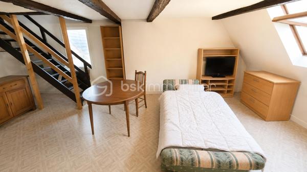 Belle opportunité pour investisseurs !
Immeuble de rapport comprenant **5 appartements actuellement loués**, idéalement situé au cœur de Sélestat, 2 rue des Laboureurs – 

Composition de l’immeuble :

🔹 RDC gauche – F1 – 34,91 m²**
Comprenant : un séjour, une cuisine, une pièce, une salle d’eau (douche) et un WC.
✅ Loué 453 € + 45 € de charges
✅ Chauffage et eau chaude individuels électriques
✅ Cave

🔹 1er étage droite – F2 – 43,78 m²**
Comprenant : un salon, une chambre, un débarras, une cuisine, une salle de bains et un WC.
✅ Loué 510 € + 40 € de charges
✅ Chauffage et eau chaude individuels électriques
✅ Cave

🔹 1er étage gauche – F3 – 57,75 m² au sol**
Comprenant : un salon, 2 chambres, une cuisine, une salle de bains et un WC.
✅ Loué 486 € + 30 € de charges
✅ Chauffage et eau chaude individuels électriques

🔹 2e étage droite – F2 – 48,17 m²**  A rénover entièrement
Comprenant : un salon, une chambre, une cuisine, une salle de bains, un WC et une réserve.
✅ Loué 399 € + 35 € de charges
✅ Chauffage et eau chaude individuels électriques
✅ Cave

🔹 2e étage gauche – F2 Duplex – 76 m²**
Comprenant : un salon, une chambre, une cuisine, une salle de bains et un WC.
✅ Loué 461 € + 45 € de charges
✅ Chauffage et eau chaude individuels électriques
✅ Cave

 **Revenus locatifs mensuels hors charges : 2 309 €**
 **Revenus locatifs mensuels charges comprises : 2 504 €**
Taxe foncière : 1857€

A savoir : Les photos ont été retouchées et les pièces ont été désencombrées afin d’offrir une meilleure présentation commerciale du bien.
Il convient également de prendre en compte que d’importants travaux sont à prévoir dans cet immeuble, dont essentiellement la rénovation complète du 2ᵉ étage droit.


📞 Pour plus d’informations ou organiser une visite, contactez-nous.