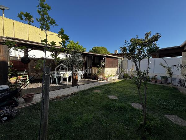 Située au fond d’une impasse, dans un environnement calme et résidentiel, cette maison d’environ 90 m² habitables allie confort de vie, fonctionnalité et maîtrise des dépenses énergétiques grâce à ses panneaux solaires.

Au rez-de-chaussée, vous découvrirez une belle pièce de vie lumineuse avec cuisine ouverte sur le séjour, créant un espace convivial et chaleureux. Une chambre de plain-pied ainsi qu’un WC indépendant complètent ce niveau.

À l’étage, l’espace nuit se compose de trois chambres supplémentaires et d’une salle d’eau, permettant à chacun de profiter de son espace.

À l’extérieur, vous apprécierez un agréable jardin arboré, véritable havre de paix, ainsi qu’une grande terrasse couverte idéale pour partager des moments conviviaux en famille ou entre amis tout au long de l’année.

Un garage vient compléter l’ensemble et offre un espace de rangement pour véhicules, vélos, atelier ou stockage.

Les atouts :

✔ Maison d’environ 90 m² habitables
✔️ Panneaux solaires 
✔ 4 chambres dont 1 en rez-de-chaussée
✔ WC indépendant au rez-de-chaussée
✔ Jardin arboré et terrasse couverte
✔ Garage et facilité de stationnement dans l’impasse 
✔ Environnement calme 
✔ Maison lumineuse et fonctionnelle

Cette maison pleine de charme séduira les acquéreurs en quête d’un bien chaleureux, bénéficiant d’espaces extérieurs agréables et d’un environnement paisible.