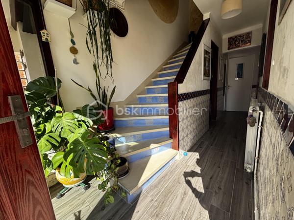 Située au fond d’une impasse, dans un environnement calme et résidentiel, cette maison d’environ 90 m² habitables allie confort de vie, fonctionnalité et maîtrise des dépenses énergétiques grâce à ses panneaux solaires.

Au rez-de-chaussée, vous découvrirez une belle pièce de vie lumineuse avec cuisine ouverte sur le séjour, créant un espace convivial et chaleureux. Une chambre de plain-pied ainsi qu’un WC indépendant complètent ce niveau.

À l’étage, l’espace nuit se compose de trois chambres supplémentaires et d’une salle d’eau, permettant à chacun de profiter de son espace.

À l’extérieur, vous apprécierez un agréable jardin arboré, véritable havre de paix, ainsi qu’une grande terrasse couverte idéale pour partager des moments conviviaux en famille ou entre amis tout au long de l’année.

Un garage vient compléter l’ensemble et offre un espace de rangement pour véhicules, vélos, atelier ou stockage.

Les atouts :

✔ Maison d’environ 90 m² habitables
✔️ Panneaux solaires 
✔ 4 chambres dont 1 en rez-de-chaussée
✔ WC indépendant au rez-de-chaussée
✔ Jardin arboré et terrasse couverte
✔ Garage et facilité de stationnement dans l’impasse 
✔ Environnement calme 
✔ Maison lumineuse et fonctionnelle

Cette maison pleine de charme séduira les acquéreurs en quête d’un bien chaleureux, bénéficiant d’espaces extérieurs agréables et d’un environnement paisible.