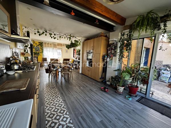 Située au fond d’une impasse, dans un environnement calme et résidentiel, cette maison d’environ 90 m² habitables allie confort de vie, fonctionnalité et maîtrise des dépenses énergétiques grâce à ses panneaux solaires.

Au rez-de-chaussée, vous découvrirez une belle pièce de vie lumineuse avec cuisine ouverte sur le séjour, créant un espace convivial et chaleureux. Une chambre de plain-pied ainsi qu’un WC indépendant complètent ce niveau.

À l’étage, l’espace nuit se compose de trois chambres supplémentaires et d’une salle d’eau, permettant à chacun de profiter de son espace.

À l’extérieur, vous apprécierez un agréable jardin arboré, véritable havre de paix, ainsi qu’une grande terrasse couverte idéale pour partager des moments conviviaux en famille ou entre amis tout au long de l’année.

Un garage vient compléter l’ensemble et offre un espace de rangement pour véhicules, vélos, atelier ou stockage.

Les atouts :

✔ Maison d’environ 90 m² habitables
✔️ Panneaux solaires 
✔ 4 chambres dont 1 en rez-de-chaussée
✔ WC indépendant au rez-de-chaussée
✔ Jardin arboré et terrasse couverte
✔ Garage et facilité de stationnement dans l’impasse 
✔ Environnement calme 
✔ Maison lumineuse et fonctionnelle

Cette maison pleine de charme séduira les acquéreurs en quête d’un bien chaleureux, bénéficiant d’espaces extérieurs agréables et d’un environnement paisible.