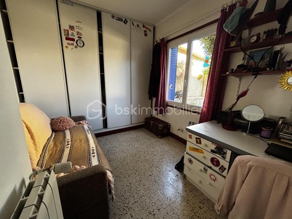 Située au fond d’une impasse, dans un environnement calme et résidentiel, cette maison d’environ 90 m² habitables allie confort de vie, fonctionnalité et maîtrise des dépenses énergétiques grâce à ses panneaux solaires.

Au rez-de-chaussée, vous découvrirez une belle pièce de vie lumineuse avec cuisine ouverte sur le séjour, créant un espace convivial et chaleureux. Une chambre de plain-pied ainsi qu’un WC indépendant complètent ce niveau.

À l’étage, l’espace nuit se compose de trois chambres supplémentaires et d’une salle d’eau, permettant à chacun de profiter de son espace.

À l’extérieur, vous apprécierez un agréable jardin arboré, véritable havre de paix, ainsi qu’une grande terrasse couverte idéale pour partager des moments conviviaux en famille ou entre amis tout au long de l’année.

Un garage vient compléter l’ensemble et offre un espace de rangement pour véhicules, vélos, atelier ou stockage.

Les atouts :

✔ Maison d’environ 90 m² habitables
✔️ Panneaux solaires 
✔ 4 chambres dont 1 en rez-de-chaussée
✔ WC indépendant au rez-de-chaussée
✔ Jardin arboré et terrasse couverte
✔ Garage et facilité de stationnement dans l’impasse 
✔ Environnement calme 
✔ Maison lumineuse et fonctionnelle

Cette maison pleine de charme séduira les acquéreurs en quête d’un bien chaleureux, bénéficiant d’espaces extérieurs agréables et d’un environnement paisible.