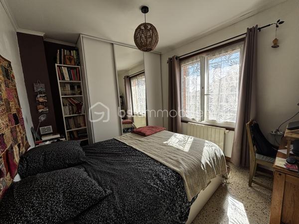 Située au fond d’une impasse, dans un environnement calme et résidentiel, cette maison d’environ 90 m² habitables allie confort de vie, fonctionnalité et maîtrise des dépenses énergétiques grâce à ses panneaux solaires.

Au rez-de-chaussée, vous découvrirez une belle pièce de vie lumineuse avec cuisine ouverte sur le séjour, créant un espace convivial et chaleureux. Une chambre de plain-pied ainsi qu’un WC indépendant complètent ce niveau.

À l’étage, l’espace nuit se compose de trois chambres supplémentaires et d’une salle d’eau, permettant à chacun de profiter de son espace.

À l’extérieur, vous apprécierez un agréable jardin arboré, véritable havre de paix, ainsi qu’une grande terrasse couverte idéale pour partager des moments conviviaux en famille ou entre amis tout au long de l’année.

Un garage vient compléter l’ensemble et offre un espace de rangement pour véhicules, vélos, atelier ou stockage.

Les atouts :

✔ Maison d’environ 90 m² habitables
✔️ Panneaux solaires 
✔ 4 chambres dont 1 en rez-de-chaussée
✔ WC indépendant au rez-de-chaussée
✔ Jardin arboré et terrasse couverte
✔ Garage et facilité de stationnement dans l’impasse 
✔ Environnement calme 
✔ Maison lumineuse et fonctionnelle

Cette maison pleine de charme séduira les acquéreurs en quête d’un bien chaleureux, bénéficiant d’espaces extérieurs agréables et d’un environnement paisible.