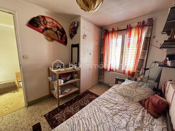 Située au fond d’une impasse, dans un environnement calme et résidentiel, cette maison d’environ 90 m² habitables allie confort de vie, fonctionnalité et maîtrise des dépenses énergétiques grâce à ses panneaux solaires.

Au rez-de-chaussée, vous découvrirez une belle pièce de vie lumineuse avec cuisine ouverte sur le séjour, créant un espace convivial et chaleureux. Une chambre de plain-pied ainsi qu’un WC indépendant complètent ce niveau.

À l’étage, l’espace nuit se compose de trois chambres supplémentaires et d’une salle d’eau, permettant à chacun de profiter de son espace.

À l’extérieur, vous apprécierez un agréable jardin arboré, véritable havre de paix, ainsi qu’une grande terrasse couverte idéale pour partager des moments conviviaux en famille ou entre amis tout au long de l’année.

Un garage vient compléter l’ensemble et offre un espace de rangement pour véhicules, vélos, atelier ou stockage.

Les atouts :

✔ Maison d’environ 90 m² habitables
✔️ Panneaux solaires 
✔ 4 chambres dont 1 en rez-de-chaussée
✔ WC indépendant au rez-de-chaussée
✔ Jardin arboré et terrasse couverte
✔ Garage et facilité de stationnement dans l’impasse 
✔ Environnement calme 
✔ Maison lumineuse et fonctionnelle

Cette maison pleine de charme séduira les acquéreurs en quête d’un bien chaleureux, bénéficiant d’espaces extérieurs agréables et d’un environnement paisible.