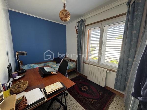 Située au fond d’une impasse, dans un environnement calme et résidentiel, cette maison d’environ 90 m² habitables allie confort de vie, fonctionnalité et maîtrise des dépenses énergétiques grâce à ses panneaux solaires.

Au rez-de-chaussée, vous découvrirez une belle pièce de vie lumineuse avec cuisine ouverte sur le séjour, créant un espace convivial et chaleureux. Une chambre de plain-pied ainsi qu’un WC indépendant complètent ce niveau.

À l’étage, l’espace nuit se compose de trois chambres supplémentaires et d’une salle d’eau, permettant à chacun de profiter de son espace.

À l’extérieur, vous apprécierez un agréable jardin arboré, véritable havre de paix, ainsi qu’une grande terrasse couverte idéale pour partager des moments conviviaux en famille ou entre amis tout au long de l’année.

Un garage vient compléter l’ensemble et offre un espace de rangement pour véhicules, vélos, atelier ou stockage.

Les atouts :

✔ Maison d’environ 90 m² habitables
✔️ Panneaux solaires 
✔ 4 chambres dont 1 en rez-de-chaussée
✔ WC indépendant au rez-de-chaussée
✔ Jardin arboré et terrasse couverte
✔ Garage et facilité de stationnement dans l’impasse 
✔ Environnement calme 
✔ Maison lumineuse et fonctionnelle

Cette maison pleine de charme séduira les acquéreurs en quête d’un bien chaleureux, bénéficiant d’espaces extérieurs agréables et d’un environnement paisible.