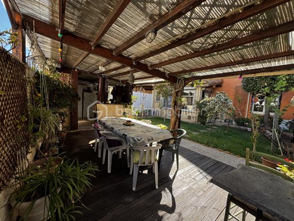Située au fond d’une impasse, dans un environnement calme et résidentiel, cette maison d’environ 90 m² habitables allie confort de vie, fonctionnalité et maîtrise des dépenses énergétiques grâce à ses panneaux solaires.

Au rez-de-chaussée, vous découvrirez une belle pièce de vie lumineuse avec cuisine ouverte sur le séjour, créant un espace convivial et chaleureux. Une chambre de plain-pied ainsi qu’un WC indépendant complètent ce niveau.

À l’étage, l’espace nuit se compose de trois chambres supplémentaires et d’une salle d’eau, permettant à chacun de profiter de son espace.

À l’extérieur, vous apprécierez un agréable jardin arboré, véritable havre de paix, ainsi qu’une grande terrasse couverte idéale pour partager des moments conviviaux en famille ou entre amis tout au long de l’année.

Un garage vient compléter l’ensemble et offre un espace de rangement pour véhicules, vélos, atelier ou stockage.

Les atouts :

✔ Maison d’environ 90 m² habitables
✔️ Panneaux solaires 
✔ 4 chambres dont 1 en rez-de-chaussée
✔ WC indépendant au rez-de-chaussée
✔ Jardin arboré et terrasse couverte
✔ Garage et facilité de stationnement dans l’impasse 
✔ Environnement calme 
✔ Maison lumineuse et fonctionnelle

Cette maison pleine de charme séduira les acquéreurs en quête d’un bien chaleureux, bénéficiant d’espaces extérieurs agréables et d’un environnement paisible.