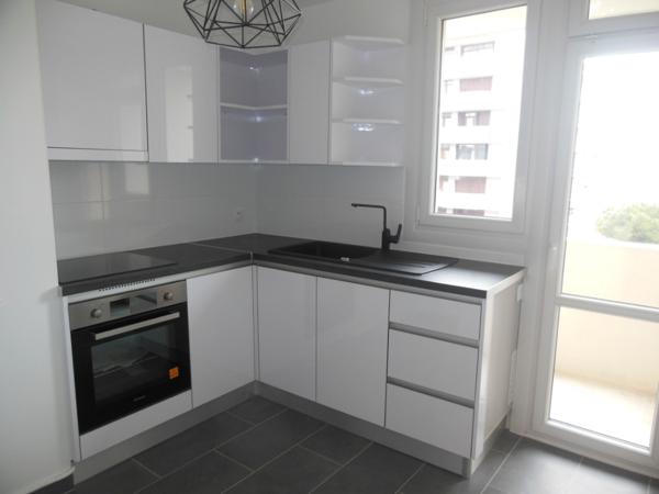 Toulouse 31400 Au pied du METRO RANGUEIL Agréable et Grand T2 de 57,64m² 2 balcons de 6.92m² et 2.78m² , très jolie cuisine séparée équipée , séjour spacieux cave en sous sol