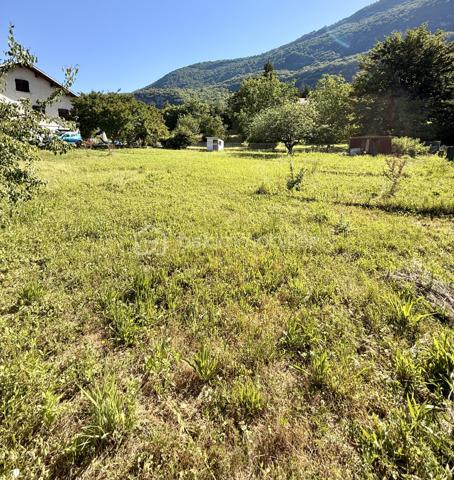 Découvrez ce magnifique terrain de 731 m² à vendre, idéalement situé au cœur de Chindrieux et offrant une véritable immersion dans la nature. Ce terrain saura vous séduire par son potentiel. Il offre un cadre de vie paisible, parfait pour la création de votre havre de paix a environ 20 minutes d'Aix les Bains. Terrain partiellement viabilisé. 

Contactez ALBAN DENIS pour plus d'informations.