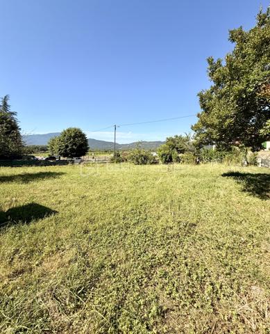 Découvrez ce magnifique terrain de 731 m² à vendre, idéalement situé au cœur de Chindrieux et offrant une véritable immersion dans la nature. Ce terrain saura vous séduire par son potentiel. Il offre un cadre de vie paisible, parfait pour la création de votre havre de paix a environ 20 minutes d'Aix les Bains. Terrain partiellement viabilisé. 

Contactez ALBAN DENIS pour plus d'informations.