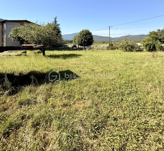 Découvrez ce magnifique terrain de 731 m² à vendre, idéalement situé au cœur de Chindrieux et offrant une véritable immersion dans la nature. Ce terrain saura vous séduire par son potentiel. Il offre un cadre de vie paisible, parfait pour la création de votre havre de paix a environ 20 minutes d'Aix les Bains. Terrain partiellement viabilisé. 

Contactez ALBAN DENIS pour plus d'informations.