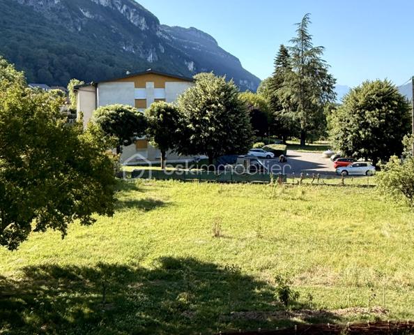 Découvrez ce magnifique terrain de 731 m² à vendre, idéalement situé au cœur de Chindrieux et offrant une véritable immersion dans la nature. Ce terrain saura vous séduire par son potentiel. Il offre un cadre de vie paisible, parfait pour la création de votre havre de paix a environ 20 minutes d'Aix les Bains. Terrain partiellement viabilisé. 

Contactez ALBAN DENIS pour plus d'informations.