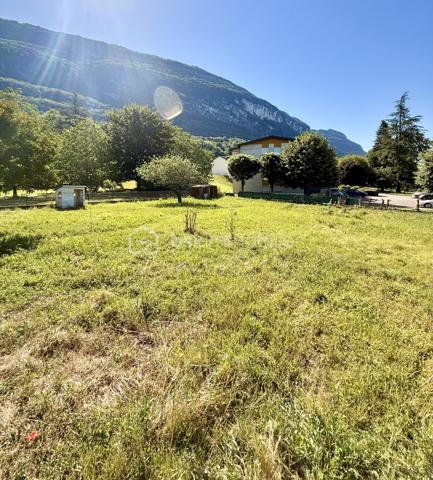 Découvrez ce magnifique terrain de 731 m² à vendre, idéalement situé au cœur de Chindrieux et offrant une véritable immersion dans la nature. Ce terrain saura vous séduire par son potentiel. Il offre un cadre de vie paisible, parfait pour la création de votre havre de paix a environ 20 minutes d'Aix les Bains. Terrain partiellement viabilisé. 

Contactez ALBAN DENIS pour plus d'informations.