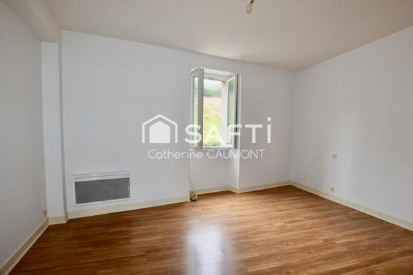 Au centre de Lacrouzette maison/garage/cour