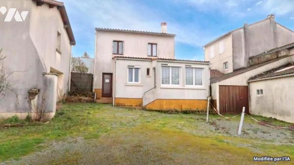 CHEFFOIS, MAISON D'HABITATION ANCIENNE A MODERNISER AVEC GARAGES.