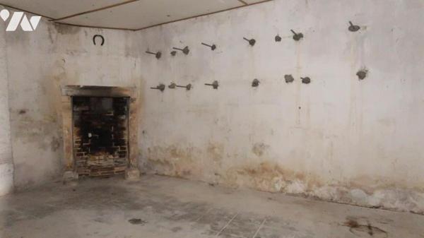 CHEFFOIS, MAISON D'HABITATION ANCIENNE A MODERNISER AVEC GARAGES.