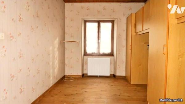 CHEFFOIS, MAISON D'HABITATION ANCIENNE A MODERNISER AVEC GARAGES.