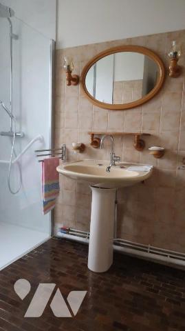 CHEFFOIS, MAISON D'HABITATION ANCIENNE A MODERNISER AVEC GARAGES.